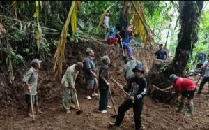 Pemdes Naringgul dan Warga Gorool Kerjakan Pelebaran Jalan Poros Desa
