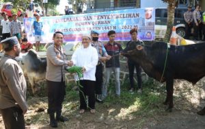Kapolres Cianjur Serahkan Hewan Qurban Kepada Umat Muslim di Kabupaten Cianjur