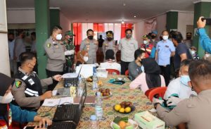 Kapolres Cianjur Tinjau Percepatan Vaksinasi di Pasar Induk Cianjur