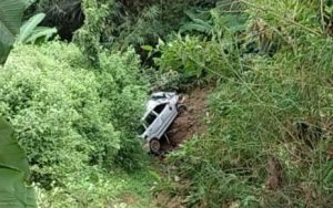 Diduga Ngantuk, Minibus Masuk Jurang Cicatang Naringgul
