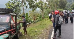 Evakuasi Minibus Masuk Jurang  Cicatang Berlangsung Dramatis