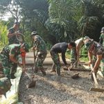 Berikan Motivasi dan Semangat, Dansatgas Turun Tangan Bantu Satgas dan Warga di Pengecoran Jalan di TMMD ke 114 Screenshot_20220728-181005_1.png