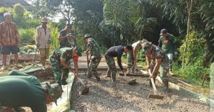 Berikan Motivasi dan Semangat, Dansatgas Turun Tangan Bantu Satgas dan Warga di Pengecoran Jalan di TMMD ke 114