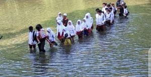Miris!!! Tak Ada Jembatan Puluhan Siswa di Cikadu Nekat Sebrangi Sungai