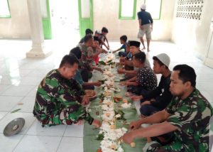 Tak Ada Sekat, TNI Bersama Warga Santap Makan Siang di Lokasi TMMD ke 114