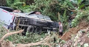 Mobil Box Muatan Mie Instan Masuk Jurang Tanjakan Limus Naringgul