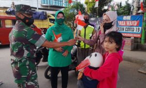 Jelang HUT RI Ke-77, Danramil 05/Balaraja Kodim-0510/Trs Bagikan Bendera Merah Putih
