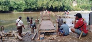 Bangun Jembatan Darurat, Warga Padawaras Sukaluyu: Semoga Pemerintah Segera Bangun Jembatan Permanen