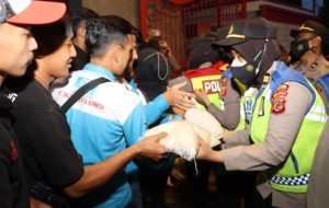 Personel Polres Cianjur Bagikan Minuman dan Beras ke Massa Aksi Tolak Kenaikan BBM