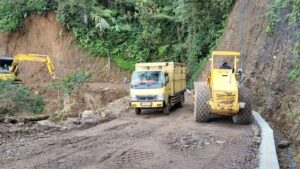 Pengerjaan Jalan Penghubung Desa di Naringgul Dikebut, Target Bulan Depan Rampung