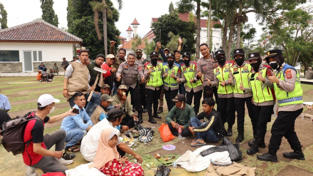 Aksi Simpatik, Polwan Polres Cianjur Bagikan Air Mineral Kepada Massa Aksi Petani