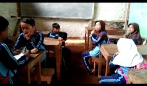 Puluhan Siswa SDN Bunijaya Cikadu Belajar di Gubuk Berlantaikan Tanah Merah