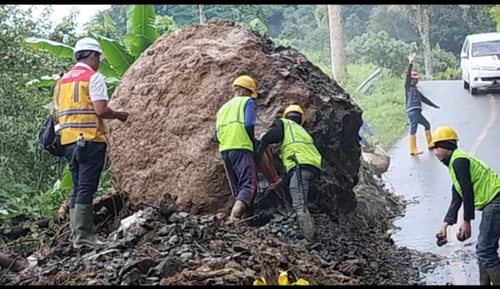 Pasca Ambruknya Tebing Bantaracap, Petugas Kebut Pembersihan Material Longsor