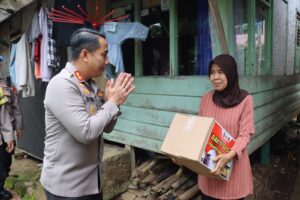 Peduli Sesama, Kapolres Cianjur Bagikan Sembako Kepada Warga Kurang Mampu
