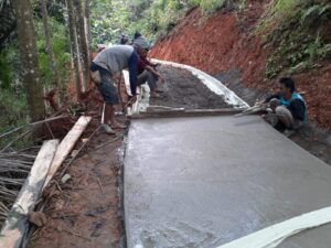 Dorong Perekonomian Warga Dipelosok Desa, Anggota DPRD Cianjur Cor Beton Jalan Desa