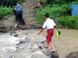 Tak Ada Jembatan, Puluhan Pelajar di Cidaun Nekat Sebrangi Sungai untuk Sekolah