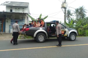 Aksi Kapolsek Cidaun Bantu Siswa Pulang Gunakan Mobil Patroli