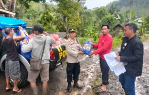Kapolsek Cidaun Serahkan Bantuan dari Kapolres Cianjur Untuk Warga Terdampak Banjir dan Longsor