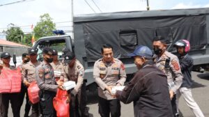 Jumat Berkah, Polres Cianjur Ajak Siswa Latja SPN Polda Jabar Bagikan Nasi Kotak Kepada Masyarakat