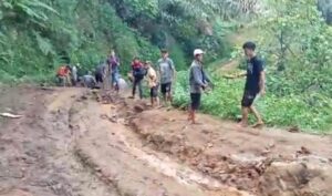 Pemdes Sukamulya dan Forum Pengusaha Perbaiki Jalan Kabupaten Penghubung Dua Desa Secara Swadaya