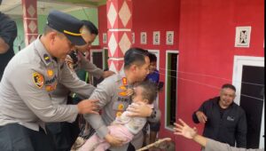 Aksi Heroik, Kapolres Cianjur Bantu Korban Gempa