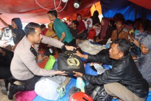 Kapolres Cianjur Salurkan Logistik Kepada Korban Bencana Gempa di Cianjur