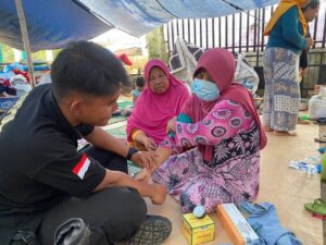 Jaga Kesehatan Pengungsi Gempa Cianjur, Si Dokkes Polres Cianjur Cek Keslap di Tenda Tenda Pengungsian