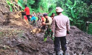 Pemdes Mekarsari Bersama TNI/Polri dan Warga Bersihkan Material Longsor Yang Tutup Jalan Desa