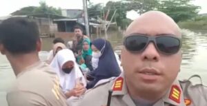 Kapolsek Jatiuwung Bantu Korban Banjir dan Dirikan Dapur Umum