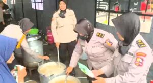 Bhayangkari dan Polwan Polres Cianjur Masak untuk Warga Korban Gempa