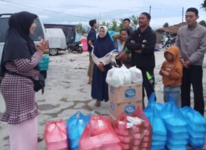 Kapolsek Bersama Ketua Ranting Bhayangkari Cidaun Berikan Bantuan Makanan Siap Saji