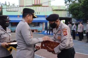Kapolres Cianjur Berikan Bantuan Kepada Personel yang Rumahnya Terdampak Gempa Cianjur