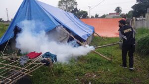 Cegah Demam Berdarah, Polri Lakukan Fogging Untuk Para Pengungsi Gempa Cianjur