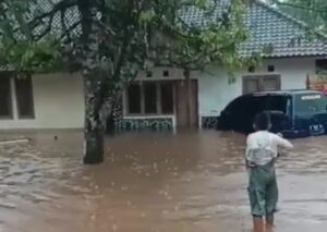 Hujan Deras, Banjir Rendam Sejumlah Kampung di Sukanagara