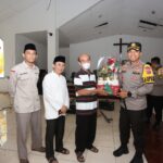 Kapolres Cianjur dan Ketua FKUB Gelar Bakti Religi dan Peninjauan Sterilisasi Gereja Jelang Natal 2022 IMG-20221223-WA0113