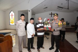 Kapolres Cianjur dan Ketua FKUB Gelar Bakti Religi dan Peninjauan Sterilisasi Gereja Jelang Natal 2022