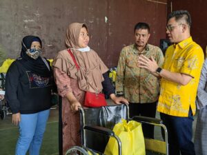 Ace Hasan Salurkan Alat Bantu Bagi Penyandang Disabilitas