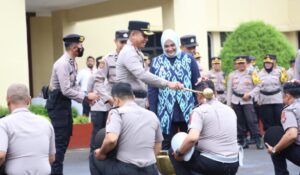 Kapolres Pimpin Upacara Korps Raport Kenaikan Pangkat 60 Personel Polres Cianjur