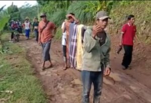 Miris Perjuangan Warga di Cianjur Menandu Jenazah Hingga Belasan Kilometer