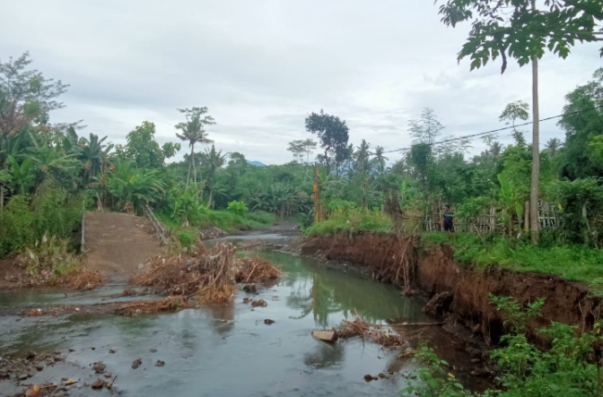 Memprihatinkan, Kondisi Lahan Milik Warga Pondoknongko Tergerus Luapan Air Saat Banjir