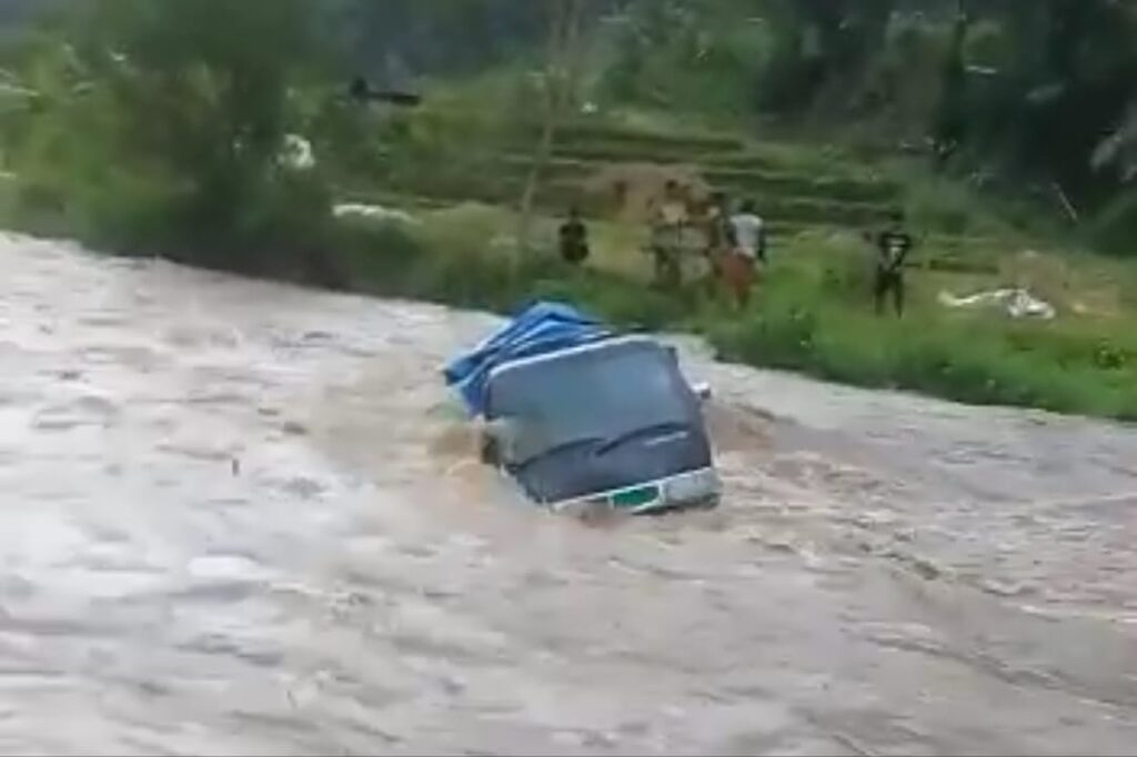 Mobil Pickup Terjebak Derasnya Arus Sungai di Cianjur