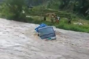 Mobil Pickup Terjebak Derasnya Arus Sungai di Cianjur