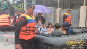 Aksi Heroik Tim SAR Brimob Batalyon D Pelopor Satbrimob PMJ Evakuasi Warga Terjebak Banjir
