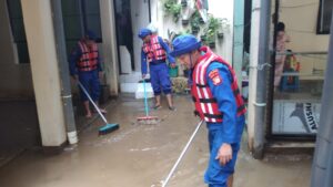 Tim SAR Ditpolairud Polda Metro Jaya Evakuasi Warga Yang Terkena Banjir