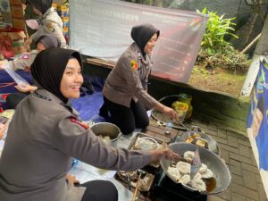 Polres Metro Tangerang Kota Buka Dapur Umum untuk Warga Terdampak Banjir di Benda