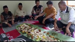 Wakil Bupati Cianjur Cicipi Nasi Liwet Jantung Pisang Khas Gunung Pabeasan Malati