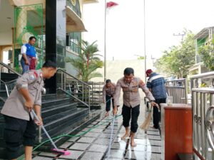 Polres Metro Tangerang Kota Kerahkan “Pasukan” Bersihkan Masjid Jelang Ramadhan