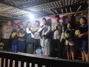 Bantuan Kemanusiaan Kapolri Diserahkan Polsek Neglasari Ke Slum Area