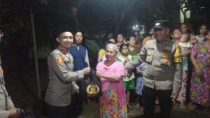 Bantuan Kemanusiaan Kapolri Diserahkan Polsek Karawaci Ke Slum Area di pinggir Kali Cisadane