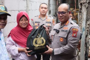 Kapolres Metro Jakut Salurkan Bantuan Kapolri Bagi Warga Korban Kebakaran Plumpang